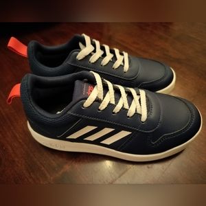 Adidas kids sz 13k (6/7 yr old) NEW!